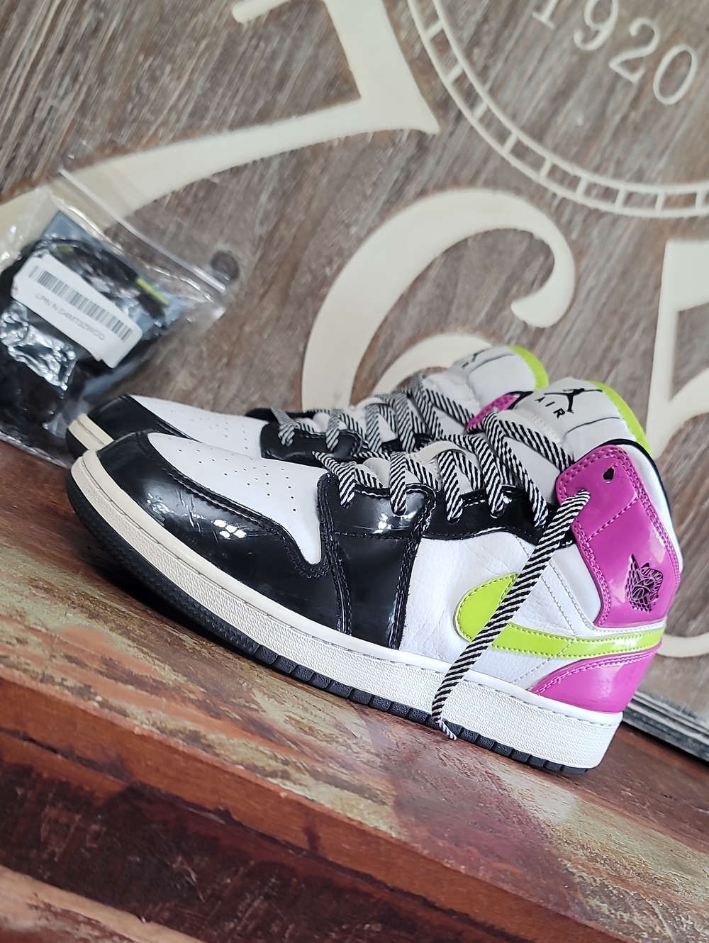 Nike Air Jordan 1 Mid SE "Cyber Active Fuchsia" Wmns 8, Good Condition. - Picture 3 of 16